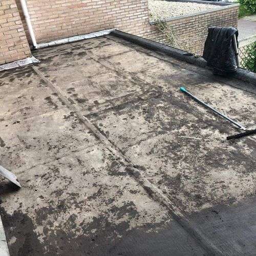 Schoonmaken van een plat dak in Steenbergen Schoonmaken van een plat dak in Steenbergen