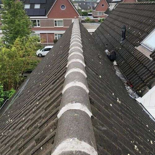 Dakinspectie Steenbergen aan de nokvorsten Dakinspectie Steenbergen aan de nokvorsten